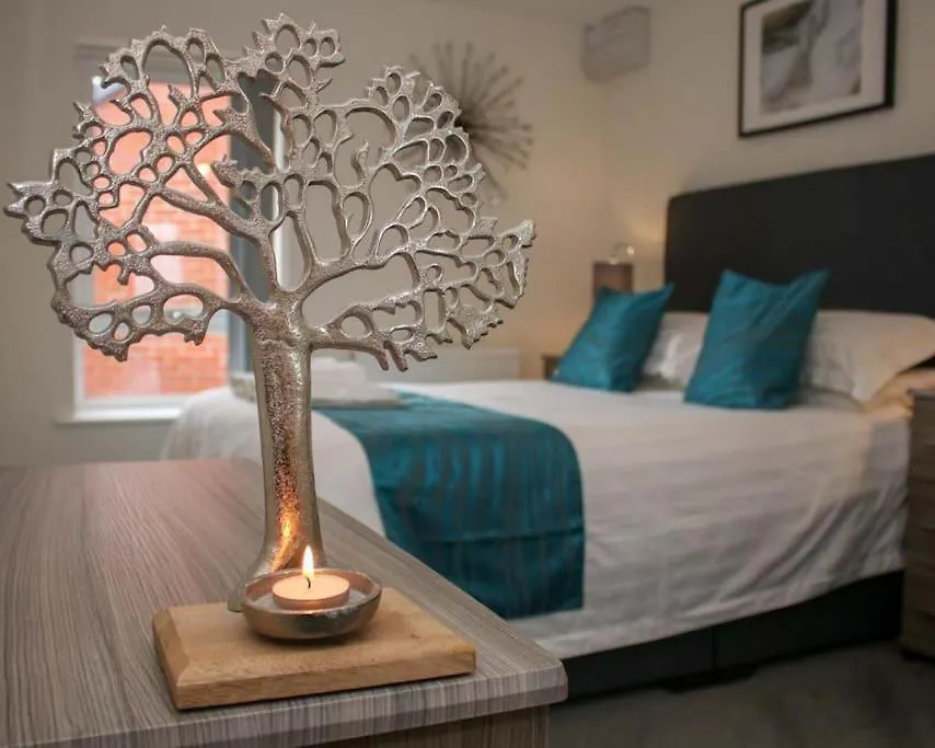 Apartment Luxe Living Guest House-Sleeps 6 -Family Friendly-Private Parking-Wifi-City-Beach Swansea
