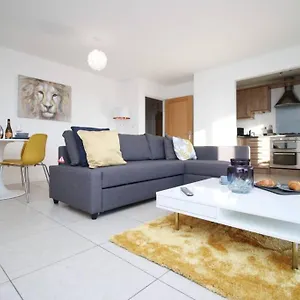  Apartment No1 Beach Walk By South Wales - Free Parking