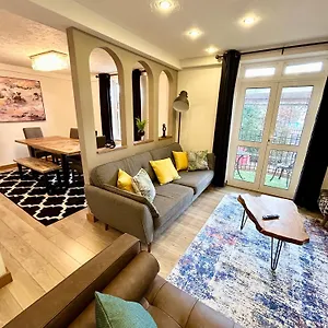  Apartment Spacious 3 Bedroom Close To Marina, 2 Parking Spaces, Kingsize Or Single Beds United Kingdom